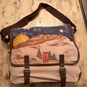 NWT Neve Design Australian design messenger bag